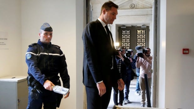 arrestation-williams williams entouré par deux gendarmes
