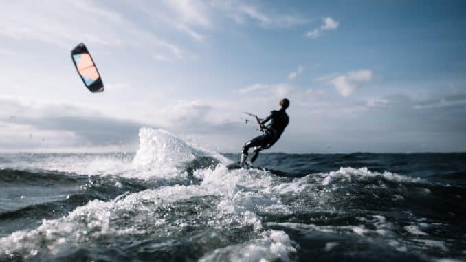 materiel de kitesurf un sportif qui fait du kitesurf