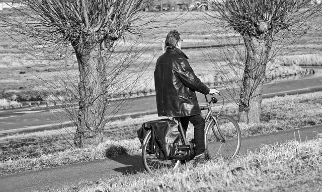 man-3203877_640 un homme faisant du velo