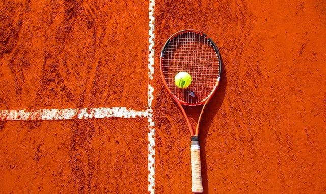 raquette sur un terrain de tennis