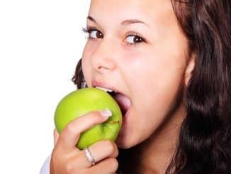 une femme mangeant une pomme