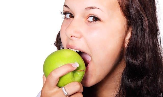 une femme mangeant une pomme