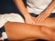 une masseuse réalise un massage sportif