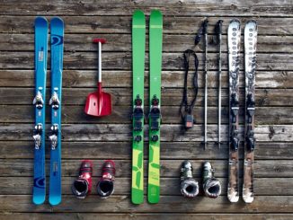 différentes paires de ski