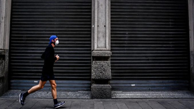 ville trottoir homme masque jogging
